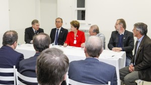 Presidenta Dilma durante reunião com comitiva de prefeitos gaúchos de municípios atingidos pelas enchentes, liderados pelo presidente da Famurs, Seger Menegaz [à esquerda, falando]